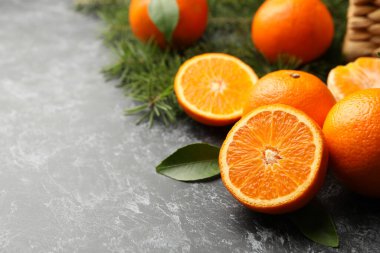 Mandallar, çam dalları ve gri dumanlı arka plan sepeti