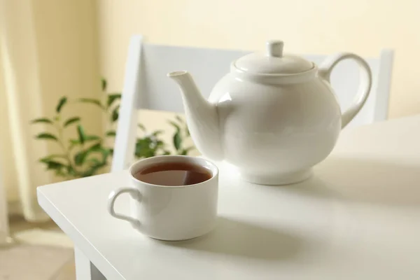 早餐与白茶的概念 — 图库照片