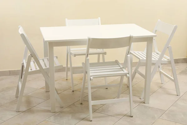 Weißer Tisch Und Klappstühle Der Küche — Stockfoto