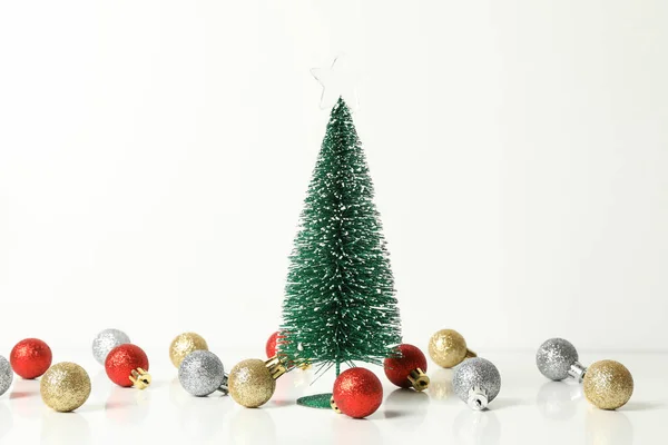Kerstboom Kerstballen Witte Achtergrond — Stockfoto