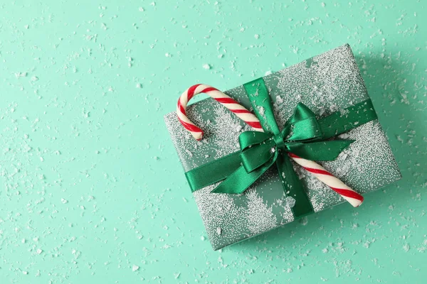 Caixa Natal Com Cana Açúcar Fundo Hortelã Com Neve — Fotografia de Stock