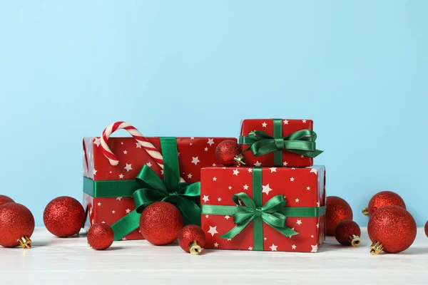 Geschenkdozen Kerstballen Blauwe Achtergrond — Stockfoto