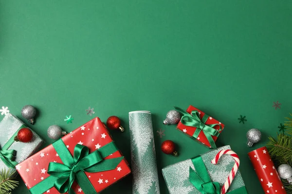 Verschillende Kerstaccessoires Groene Achtergrond Bovenaanzicht — Stockfoto