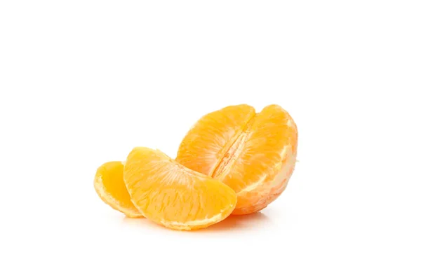 Polovina Mandarinek Kusů Izolovaných Bílém Pozadí — Stock fotografie