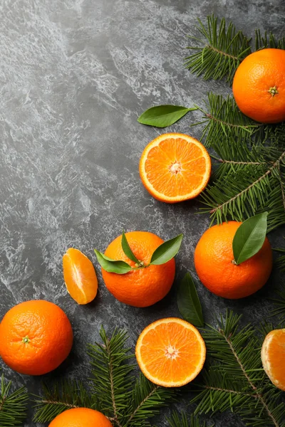 Mandarinen Und Kiefernzweige Auf Grauem Rauchigen Hintergrund — Stockfoto