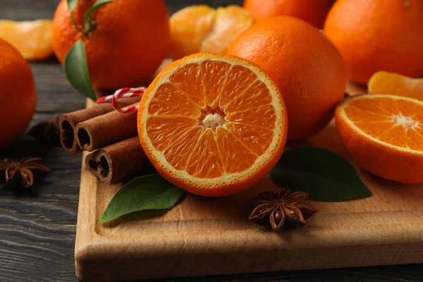 Tafel Mit Mandarinen Und Zimt Auf Holzgrund — Stockfoto