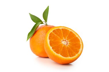 Beyaz arkaplanda yapraklı olgun mandalina