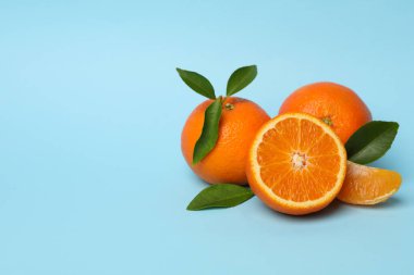 Mavi arkaplanda olgun tatlı mandalinalar, metin için boşluk