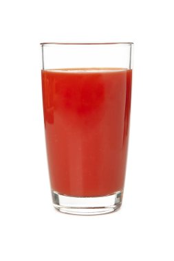 Beyaz arka planda izole edilmiş bir bardak domates suyu.