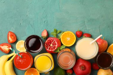 Yeşil arka planda farklı meyve suları bulunan bardak ve şişe kavramı