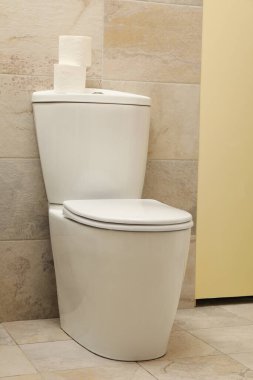 Modern banyoda açık bej renkli klozet.