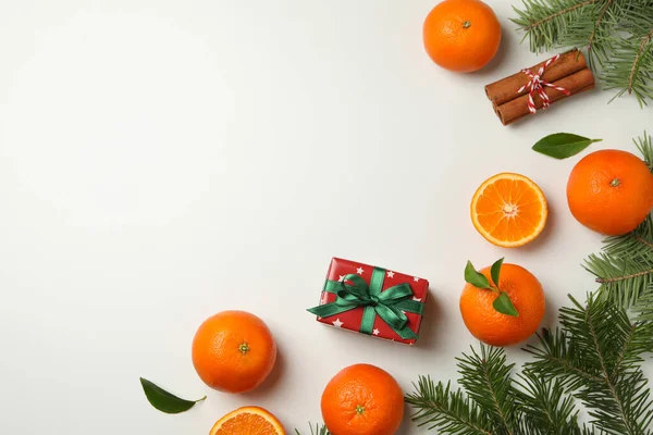 Mandarines Branches Pin Cannelle Boîte Cadeau Sur Fond Blanc — Photo