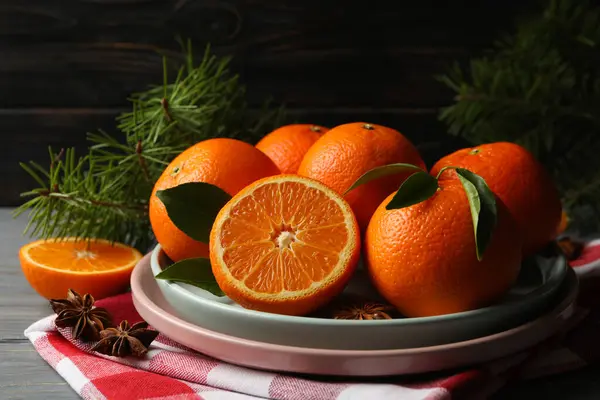 Teller Mit Mandarinen Tannenzweigen Serviette Und Zimt Auf Holzgrund — Stockfoto