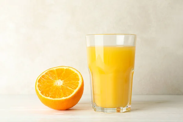 Ποτήρι Φρέσκου Πορτοκαλιού Λευκό Ξύλινο Τραπέζι — Φωτογραφία Αρχείου