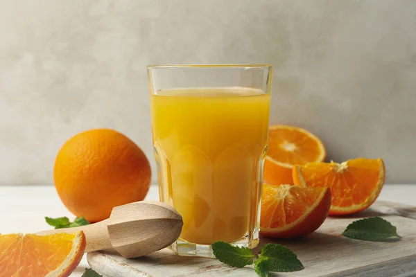 Επιτραπέζιο Ποτήρι Χυμό Πορτοκαλιού Πορτοκάλια Και Αποχυμωτή Ξύλινο Φόντο — Φωτογραφία Αρχείου