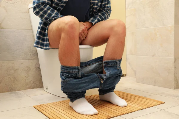 Man Sitter Med Byxorna Nere Toaletten — Stockfoto