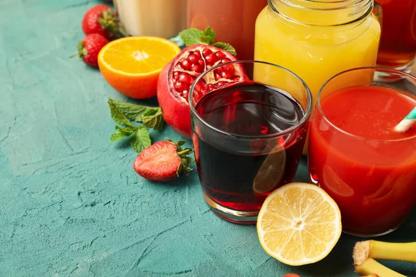 Concetto Bicchieri Barattoli Con Succhi Diversi Sfondo Verde — Foto Stock