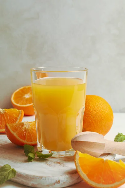 Panneau Avec Verre Jus Orange Oranges Presse Agrumes Sur Fond — Photo