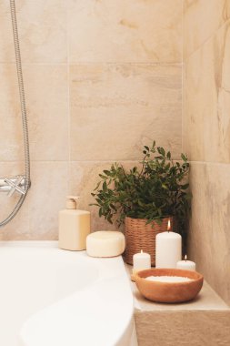 Açık bej banyoda kişisel hijyen aksesuarlarıyla banyo.