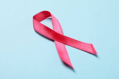 Mavi arkaplanda pembe farkındalık kurdelesi, kapat