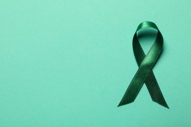 Yeşil arka planda yeşil farkındalık kurdelesi, üst görünüm