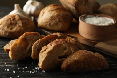 Tahta masada taze pişmiş sarımsaklı çörekler.