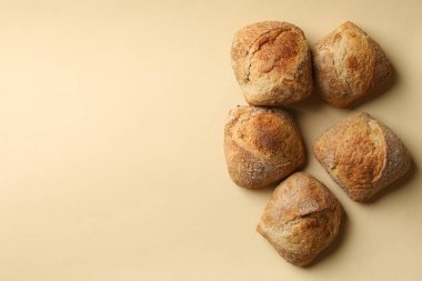 Bej arka planda taze pişmiş çörekler, üst manzara