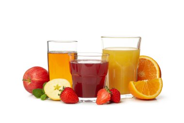Beyaz arkaplanda izole edilmiş taze sıkılmış meyve suları