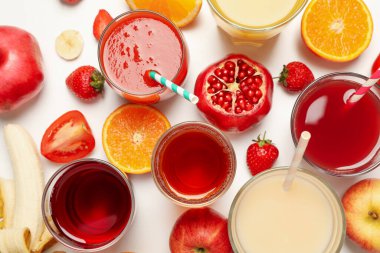 Beyaz arkaplanda farklı meyve suları bulunan gözlük kavramı