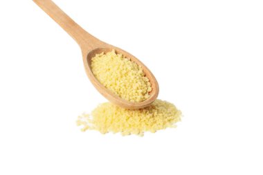 Beyaz arkaplanda saf kuskus izole edilmiş kaşık