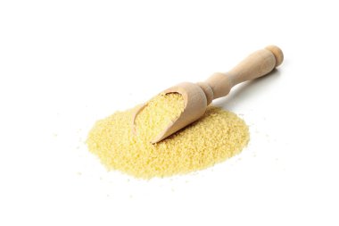 Beyaz arkaplanda saf kuskus izole edilmiş kepçe