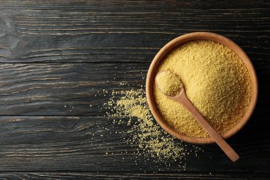 Kuskus kâsesi ve tahta arka planda kaşık.