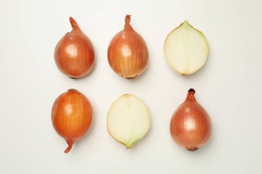 Beyaz arka planda taze çiğ soğan, kapat.