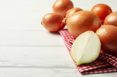 Ahşap arka planda taze soğanlı peçete.
