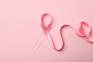 Pembe arka planda pembe farkındalık kurdelesi, kapat