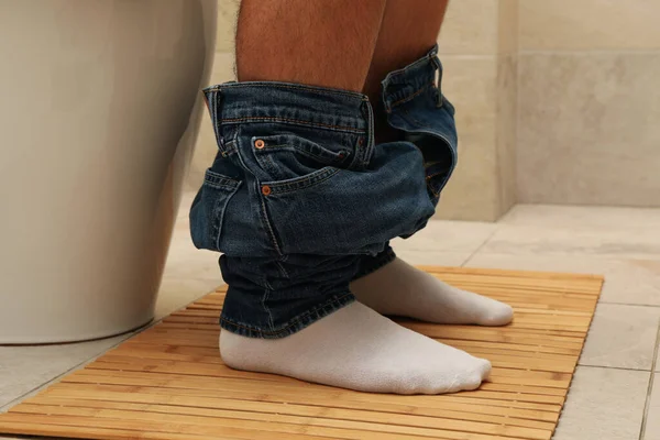 Mężczyzna Siedzi Spodniami Toalecie — Zdjęcie stockowe