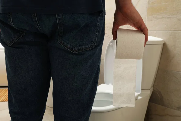 Homem Fica Perto Banheiro Segura Papel Higiênico — Fotografia de Stock