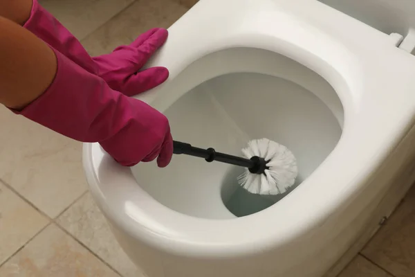 Mulher Luvas Borracha Rosa Limpa Vaso Sanitário Com Escova — Fotografia de Stock