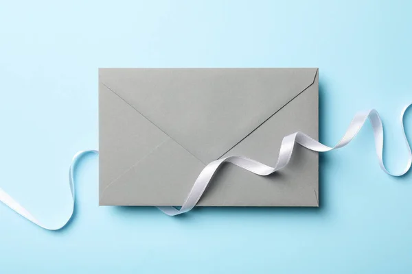 Envelop Met Wit Krullint Blauwe Achtergrond — Stockfoto