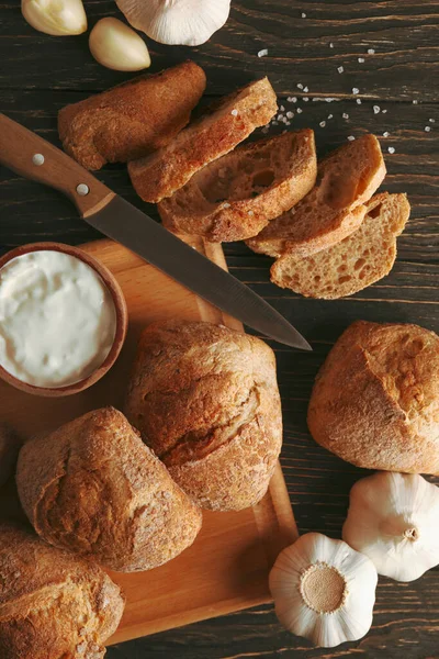 Petits Pains Ail Frais Cuits Four Sur Une Table Bois — Photo