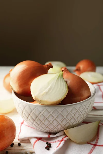 Schüssel Mit Frischen Zwiebeln Und Serviette Auf Hölzernem Hintergrund — Stockfoto