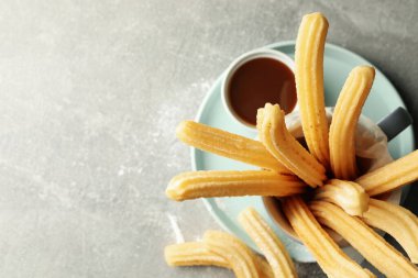 Gri masada Churros 'la tatlı öğle yemeği kavramı