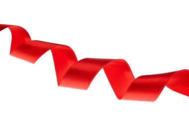 Kırmızı kıvrımlı kurdele beyaz arkaplanda izole