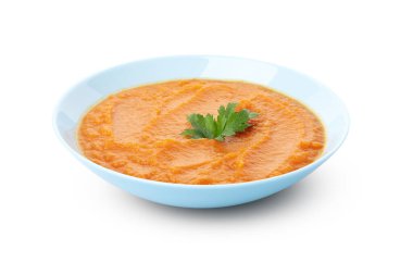 Beyaz arkaplanda izole edilmiş bir kase balkabağı çorbası.