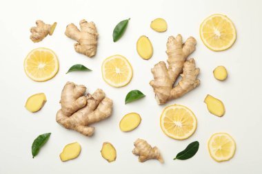 Beyaz arka planda taze zencefil ve limon, üst manzara