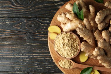 Ahşap zemin üzerinde zencefil ve zencefil tozu olan tahta.