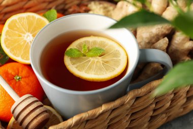 Zencefil, portakal, limon ve çay dolu sepet.