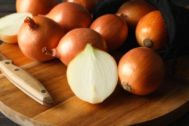 Tahta zemin üzerinde taze soğan olan tahta.