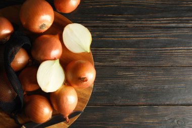 Tahta zemin üzerinde taze soğan olan tahta.