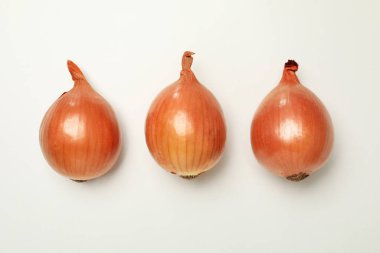 Beyaz arka planda taze çiğ soğan, kapat.